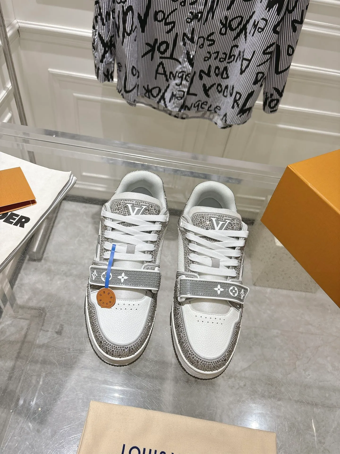 💕💕Factory direct selling price p840💕💕 Top version #couple style ⚠️ Comes with a full set of aviation box packaging ⚠️2️⃣0️⃣2️⃣5️⃣The hot LV full diamond 𝘁𝗿𝗮𝗶𝗻𝗲𝗿 series of the latest couple's sneakers, the quality has been upgraded again, the details are awesome It just doesn’t look too good! The model was sold out immediately within ten minutes of the official website going on sale. TPU outsole, mold fee is 2w+. The texture is comparable to the original version. The feet are made of polymeter micro-material and breathable British mesh. The details are the same as the original version. Please pay attention to distinguish the currency materials on the market. Size: Female 35-39, Male 39-45M